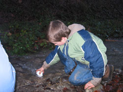 Tim kühlt seine Bouillon im Bergquellwasser